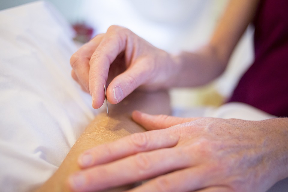 Akupunktura i hirudoterapia – czemu warto je robić dla uśmierzenia bólu